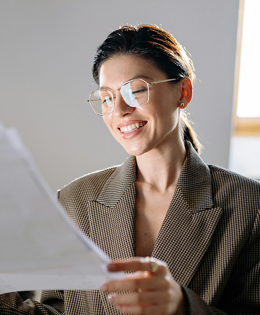 Homme travaillant sur ordinateur